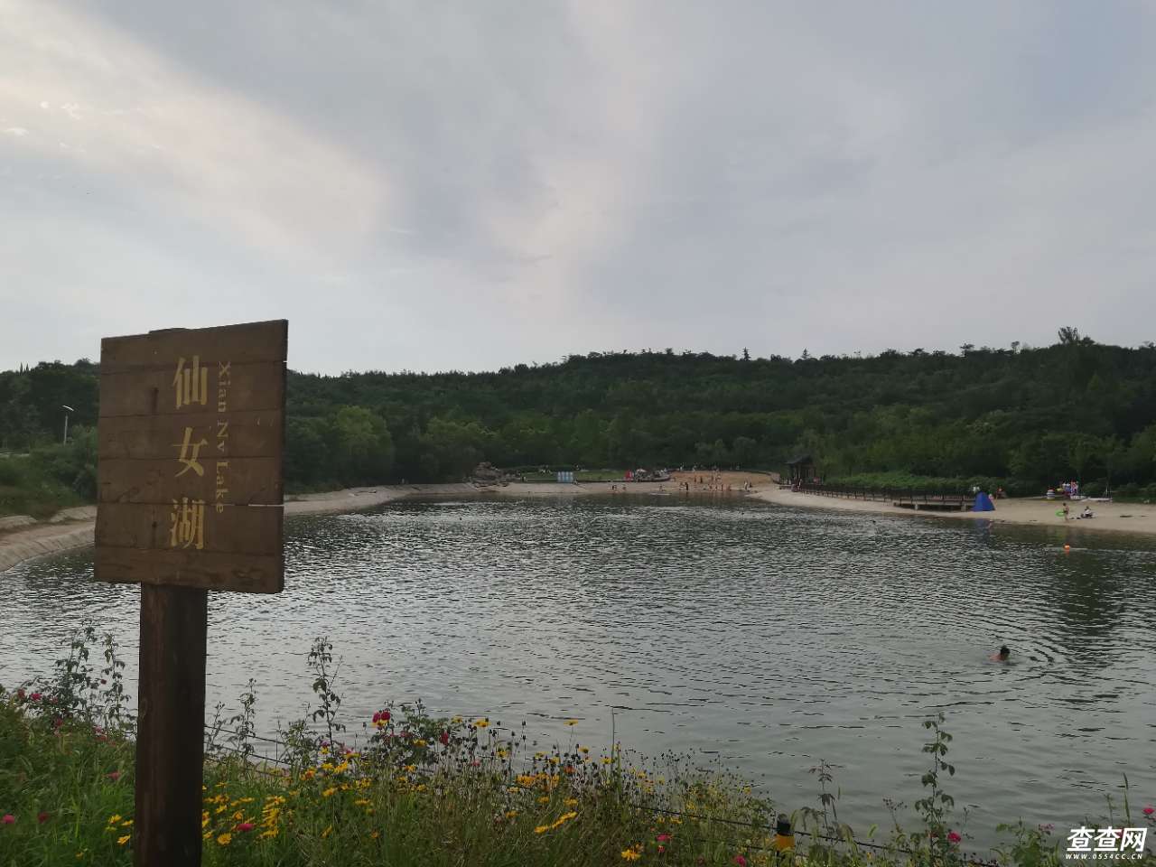 舜耕山夏季的仙女湖,沙滩上有大人和孩子的身影!