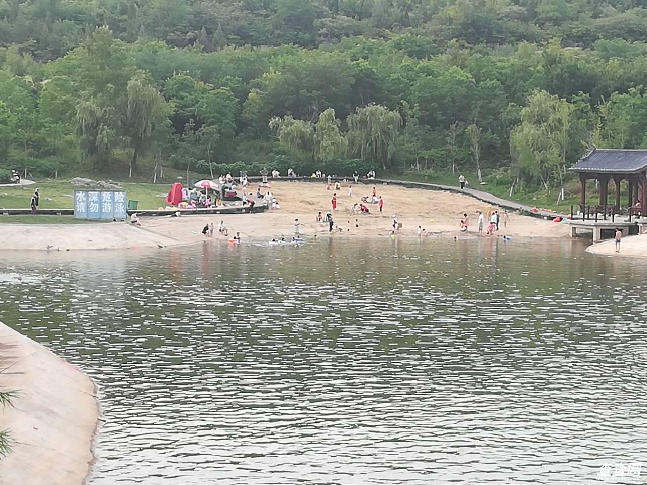 舜耕山夏季的仙女湖,沙滩上有大人和孩子的身影!